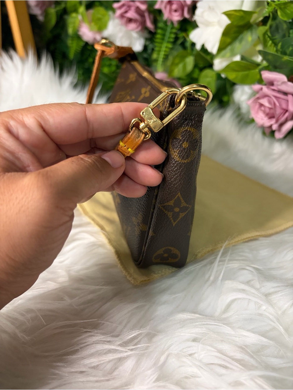 Louis Vuitton Monogram Pochette - Picture 3 of 11